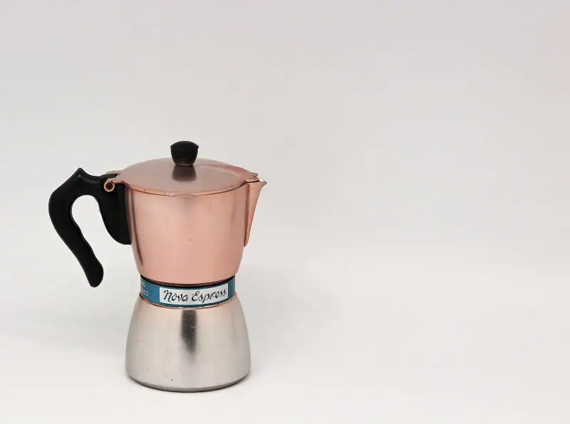 Alüminyum ve çelik moka pot modelleri, ocak uyumunu ve gövde farklarını gösteriyor.